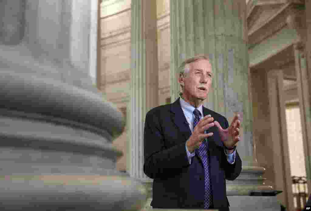 Senat Xavfsizlik qo&#39;mitasi a&#39;zosi Angus King jurnalistlarga intervyu bermoqda.
