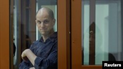 Evan Gershkovich, jornalista americano, numa jaula de vidro enquanto é julgado na Rússia 