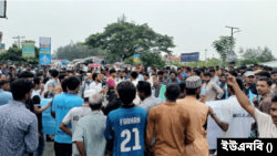 কুমিল্লা বিশ্ববিদ্যালয়ের শিক্ষার্থীরা মহাসড়কে ব্যারিকেড দেওয়ায় ঢাকা-চট্টগ্রাম মহাসড়কে কয়েক কিলোমিটার দীর্ঘ যানজটের সৃষ্টি হয়।