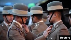 Binh sĩ Nepal, còn gọi là Gurkhas, trong một buổi lễ tại một doanh trại gần Richmond, Anh, 23/11/2023. 