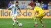 Lionel Messi fasse au gardien Maxime Crépeau lors du match entre l'Argentine et le Canada en Copa America, Atlanta, le 20 juin 2024.