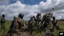 Tư liệu - Quân nhân Ukraine chuẩn bị khai hỏa vào các vị trí của Nga từ một khẩu pháo M777 do Mỹ cung cấp ở Kharkiv, Ukraine, vào ngày 14 tháng 7 năm 2022.
