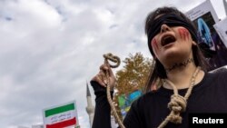 Anggota komunitas Iran yang tinggal di Turki melancarkan aksi unjuk rasa menentang pelaksanaan hukuman mati di Iran. Aksi tersebut dihelat di Istanbul, Turki, pada 19 November 2022. (Foto: Reuters/Umit Bektas)