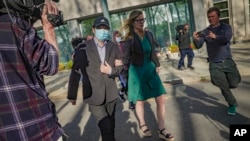 Niqobdagi shaxs, Lu Jianvan, Xitoy hukumati nomidan Nyu-Yorkda maxfiy politsiya uchastkasini tashkil etishda ko’maklashganlikda ayblanmoqda, Bruklin, 17-aprel, 2023. 