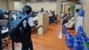 Một cuộc đột kích của cảnh sát Philippines vào một ổ lừa đảo trực tuyến ở Las Pinas hồi tháng 6/2023 (ảnh tư liệu, Philippine National Police Anti-Cybercrime Group via AP). 