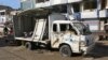 Sebuah mobil dan gedung di sekitar lokasi ledakan di Azaz, Suriah, mengalami kerusakan akibat bom mobil yang meledak pada Minggu dini hari, 31 Maret 2024. (Foto: Hassan Tall via Reuters)