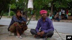 ভারতের হরিয়ানা রাজ্যের মানেসার শিল্প এলাকায় কাজের অপেক্ষায় এক দম্পতি। এখানে শত শত শ্রমিক প্রতিদিন ভোরবেলা জড়ো হয় কাজ পাবার আশায়। ক্রমবর্ধমান বেকারত্ব ধনী এবং দরিদ্রের মধ্যে নিরাপত্তাহীনতা এবং বৈষম্যকে আরও খারাপ করছে। ৪ আগস্ট, ২০২২।(এপি ছবি/ভূমিকা সরস্বতী)