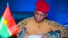 Le Capitaine Ibrahim Traoré signant la charte prolongeant la Transition de cinq ans, Ouagadougou, le 27 mai 2024 (VOA/Lamine Traoré)