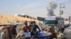 Palestinianos deslocados se movimentam em Rafah, no sul da Faixa de Gaza, em meio aos ataques israelitas.
