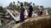အင်အားပြင်း "မိုခါ" ဆိုင်ကလုန်းမုန်တိုင်းတိုက်ခတ်အပြီး တွေ့ရတဲ့ စစ်တွေမြို့နယ်ထဲက ခေါင်ဒုက္ခာရိုဟင်ဂျာဒုက္ခသည်စခန်း၊ (မေ ၁၅၊ ၂၀၂၃)