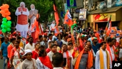 ভারতের ক্ষমতাসীন ভারতীয় জনতা পার্টির (বিজেপি) সমর্থকরা ভারতের কলকাতায় পশ্চিমবঙ্গ রাজ্য নির্বাচনের তৃতীয় ধাপের আগে একটি নির্বাচনী সমাবেশে অংশগ্রহণ করছে। সোমবার, ৫ এপ্রিল, ২০২১। (এপি ছবি/বিকাশ দাস)