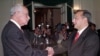 Presiden Bolivia Hugo Banzer berjabat tangan dengan Victor Manuel Rocha, Duta Besar AS yang baru untuk Bolivia, dalam upacara di Istana Pemerintah di La Paz, 3 Agustus 2000. (Foto: Reuters)