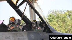 Pilot TNI Angkatan Udara bersiap untuk menerbangkan pesawat tempur dalam latihan bersama dengan US Pacific Air Forces pada perhelatan Cope West 2023 di Landasan Udara Roesmin Nurjadin, Pekanbaru, pada 13 Juni 2023. (Foto: Courtesy: TNI Angkatan Udara)