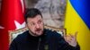 Presiden Ukraina Volodymyr Zelenskyy menjawab pertanyaan saat konferensi pers bersama dengan Presiden Turki Recep Tayyip Erdogan usai pertemuan mereka di istana Dolmabahce di Istanbul, Turki, Jumat, 8 Maret 2024. (Foto: AP)