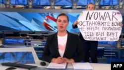 Muharrir Marina Ovsyannikova “Vremya” dasturi jonli uzatilayotgan paytda urushga qarshi plakat bilan kamera qarshisiga chiqdi. Moskva, 14-mart, 2022. 