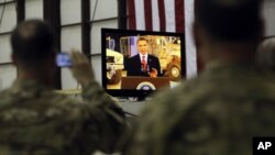 Các quân nhân Hoa Kỳ xem truyền hình trực tiếp bài diễn văn của Tổng thống Obama từ căn cứ Không quân Bagram ở Afghanistan, ngày 1/5/2012