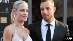 Bức ảnh chụp ngày 4/11/2012 ở Johannesburg ghi lại ngôi sao Olympic Nam Phi Pistorius và bạn gái là người mẫu Reeva Steenkamp.