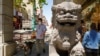 មនុស្ស​ដើរ​កាត់​ក្លោង​ទ្វារ​ Dragon Gate ខាងត្បូង​នៅ​ Chinatown ក្នុង​ទីក្រុង San Francisco កាលពី​ថ្ងៃទី​២៣ ឧសភា ឆ្នាំ២០២២។