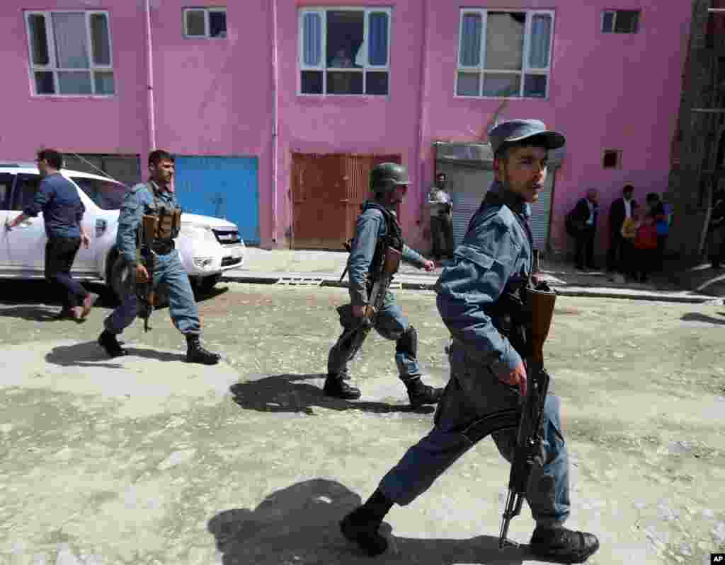 Afg&#39;oniston poytaxtida Adliya vazirligi xodimlari ketayotgan avtomobilning yonida bir kishi o&#39;zini portlatgan. Kamida ikki fuqaro halok bo&#39;lib, yana 20 odam jarohatlangan.