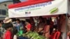 រូបឯកសារ៖ ទិដ្ឋភាព​ផ្សារណាត់​លក់​បន្លែ​សរីរាង្គ​ ដែល​បាន​ដាក់​ឲ្យ​ដំណើរ​ការ​កាលពី​ថ្ងៃ​ទី​ ២០​ ខែកុម្ភៈ​ឆ្នាំ​ ២០១៦​ នៅ​ពី​មុខ​ផ្សារ​កំពង់​ស្ពឺ​ ក្នុង​ក្រុង​ច្បារមន ខេត្ត​កំពង់ស្ពឺ។ (ហ៊ុល រស្មី/VOA)