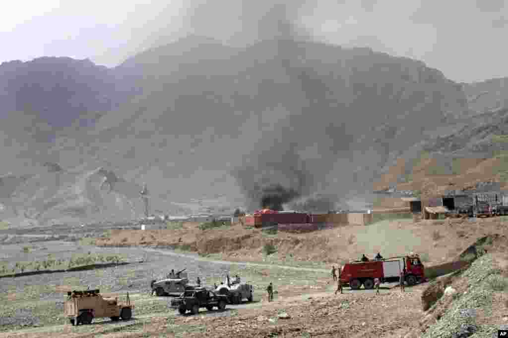 Afg&#39;onistonning Pokiston bilan chegarasi yonida toliblar Amerika bazasiga hamla qilgan. Inshootda portlashlar sodir etilib, mashinalar yoqilgan va NATOning muhim ta&#39;minot yo&#39;li to&#39;silgan. Hujumchilarning bari o&#39;ldirilgani aytiladi.