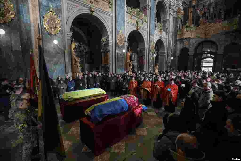 Halok bo&#39;lgan ukrain harbiylarining dafn marosimi. Lvov.
