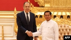 စစ်ကောင်စီအကြီးအကဲ ဗိုလ်ချုပ်မှူးကြီးမင်းအောင်လှိုင် (ဝဲ) နဲ့ လက်ဆွဲနှုတ်ဆက်နေတဲ့ ရုရှားနိုင်ငံခြားရေးဝန်ကြီး Sergei Lavrov (ယာ) (သြဂုတ် ၃၊ ၂၀၂၂)