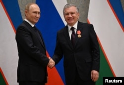 Putin Mirziyoyevga ta'sir o'tkaza oladi, deydi Alisher Ilhomov, Londondan o'zbekistonlik tahlilchi