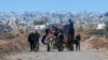 Người Palestine trở về sau khi lực lượng Israel rút khỏi Hành lang Netzarim giữa bối cảnh lệnh ngừng bắn giữa Israel và Hamas, gần Thành phố Gaza, vào ngày 9 tháng 2 năm 2025.