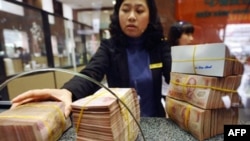 Việt Nam: Lạm phát tăng, tiền đồng giảm giá, trái phiếu tăng