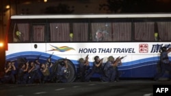 Cảnh sát tấn công chiếc xe bus để cứu các du khách bị giữ làm con tin