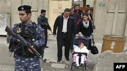 Cảnh sát Iraq canh gác trước cổng một nhà thờ ở Baghdad
