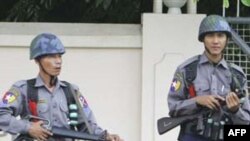 Binh sĩ Miến Ðiện canh gác bênh ngoài nhà tù Insein khét tiếng ở ở Yangon