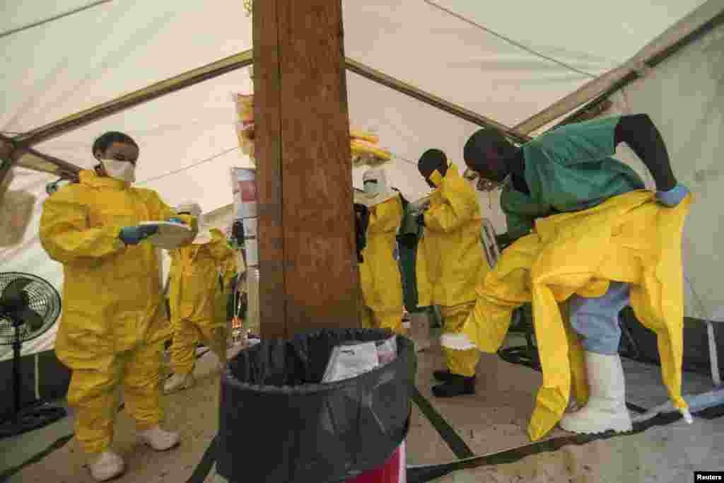Syerra-Leonedagi klinikalardan birida xodimlar Ebola bilan kasallangan bemorlarga xizmat ko&#39;rsatishdan oldin maxsus himoya kiyimlarini kiymoqda, 20-iyul, 2014-yil. &nbsp;