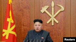 Shimoliy Koreya rahbari Kim Chen Un xalqqa Yangi yil tabrigi bilan murojaat qilmoqda, 1-yanvar, 2014-yil
