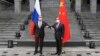 Menteri Luar Negeri Rusia Sergei Lavrov, kiri, bertemu dengan Menteri Luar Negeri China Wang Yi di Guilin di Daerah Otonomi Guangxi Zhuang, China selatan, Senin, 22 Maret 2021. (Foto: via AP)