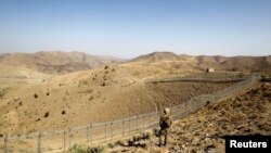 Afg'oniston bilan chegarani qo'riqlayotgan Pokiston askari. 18-oktabr, 2017 