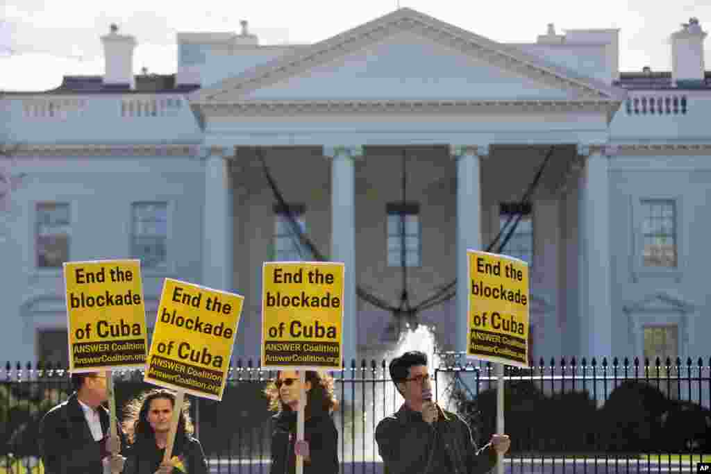 Ayrim faollar Oq uy oldiga yig'ilib, Prezident Obamadan Kubaga qo'yilgan blokadani tugatishni talab qildi, 17-dekabr, 2014-yil.