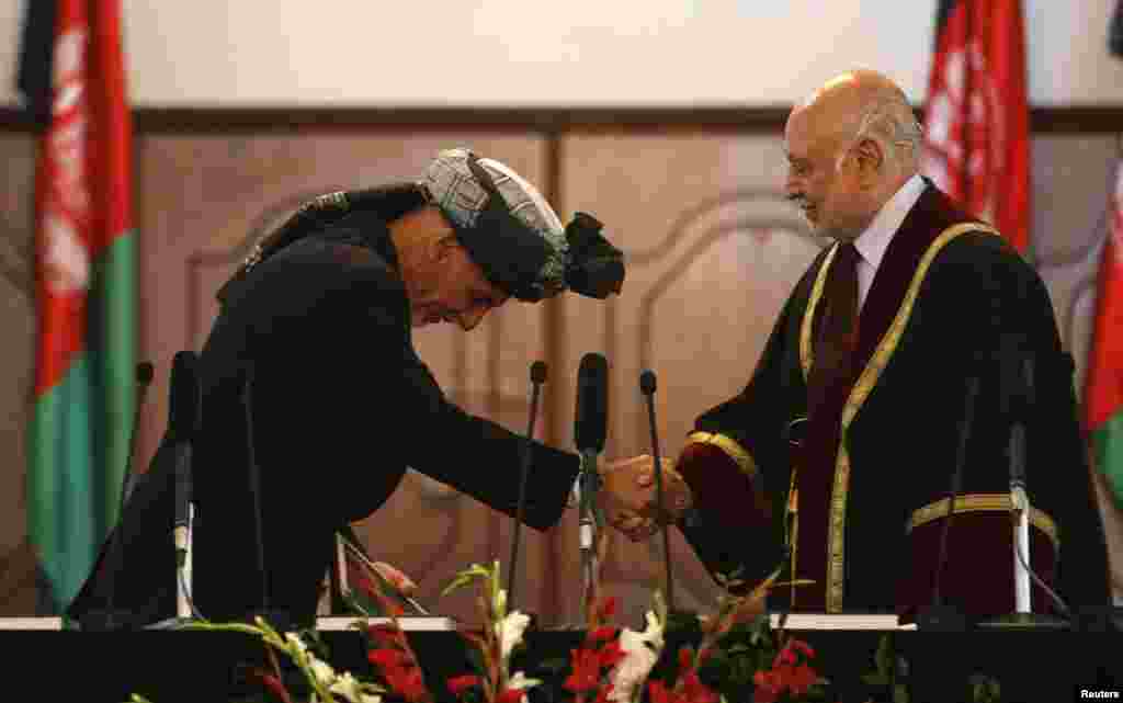 Prezident sifatida qasamyod keltirgan Ashraf G&#39;ani Afg&#39;oniston Oliy sudi raisi Abdul Salom Azimiy bilan qo&#39;l berib ko&#39;rishmoqda, 29-sentabr, 2014-yil. 