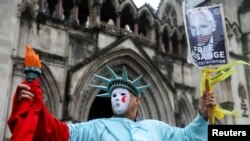 Seorang pendukung pendiri WikiLeaks Julian Assange melakukan protes di luar pengadilan tinggi, pada hari Assange mengajukan banding terhadap ekstradisinya ke Amerika Serikat, di London, Inggris, 21 Februari 2024. (REUTERS/Toby Melville)