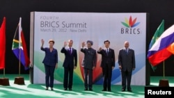 Líderes dos 5 países do BRICS durante uma cimeira do grupo na Índia em Março de 2012