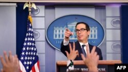 AQSh Moliya vaziri Stiven Mnuchin Oq uyda jurnalistlarga ma'lumot bermoqda, 2019-yil, 11-oktabr