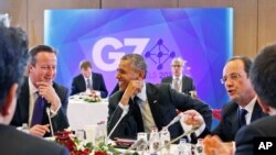 Prezident Obama va Britaniya bosh vaziri Deyvid Kameron (chapda) Bryusselda Katta Sakkizlik sammiti doirasida gaplashmoqda, 5-iyun, 2014-yil