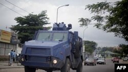 Cảnh sát chống bạo động của Congo tuần hành trên các đường phố ở Kinshasa.