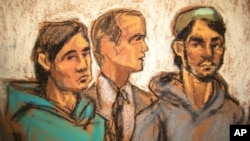 "Islomiy davlat"ga aloqadorlikda ayblangan o‘zbeklarning suddagi surati: Ahror Sayidaxmetov (chapda) va Abdurasul Jo‘raboev (o'ngda), Nyu-York, 2015-yil, 25-fevral.