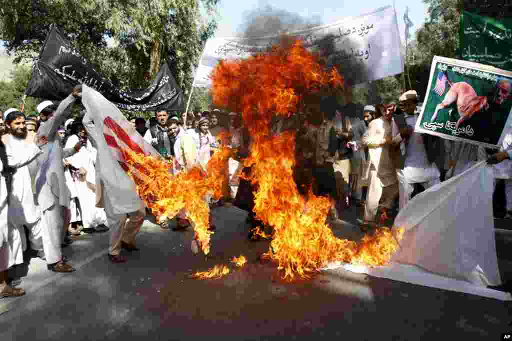 Afg'onistonning Nangarhor viloyatida talabalar Amerika bayrog'ini yoqmoqda, 19-sentabr, 2012-yil.