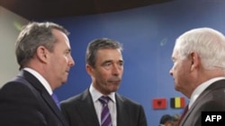 NATO Bosh kotibi Anders Fog Rasmussen, AQSh Mudofaa vaziri Robert Geyts, Britaniya Mudofaa vaziri Liam Foks