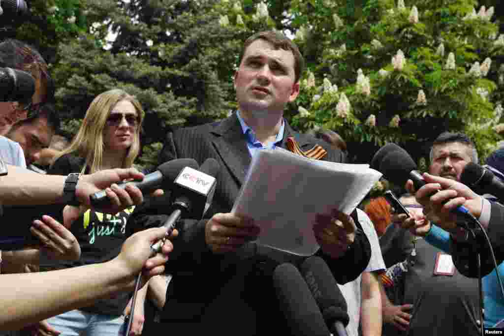 Ayirmachilar vakili Aleksandr Malixin referendum natijalarini e&#39;lon qildi. Lugansk, 12-may-2014-yil.