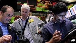 Nyu-York birjasida brokerlar neft narxini kuzatmoqda