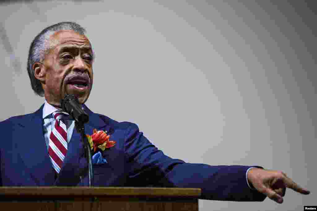 Fuqarolik huquqlari yetakchisi Al Sharpton Fergusondagi cherkovda yig&#39;ilganlarni tinchlikka undamoqda, 17-avgust, 2014-yil.